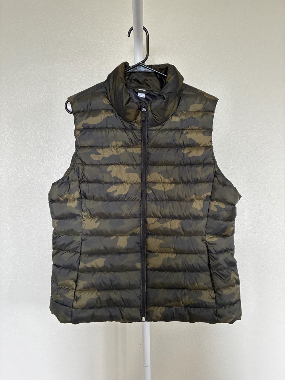 Old Navy Active Mens Camo Puffer Vest XL